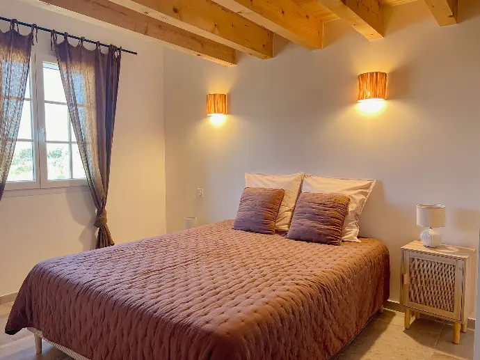 chambre et lit du gîte l'étoile aux saintes maries de la mer