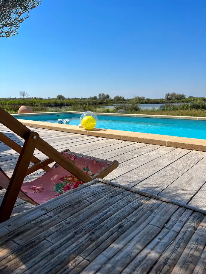 piscine du gîte l'étoile aux saintes maries de la mer